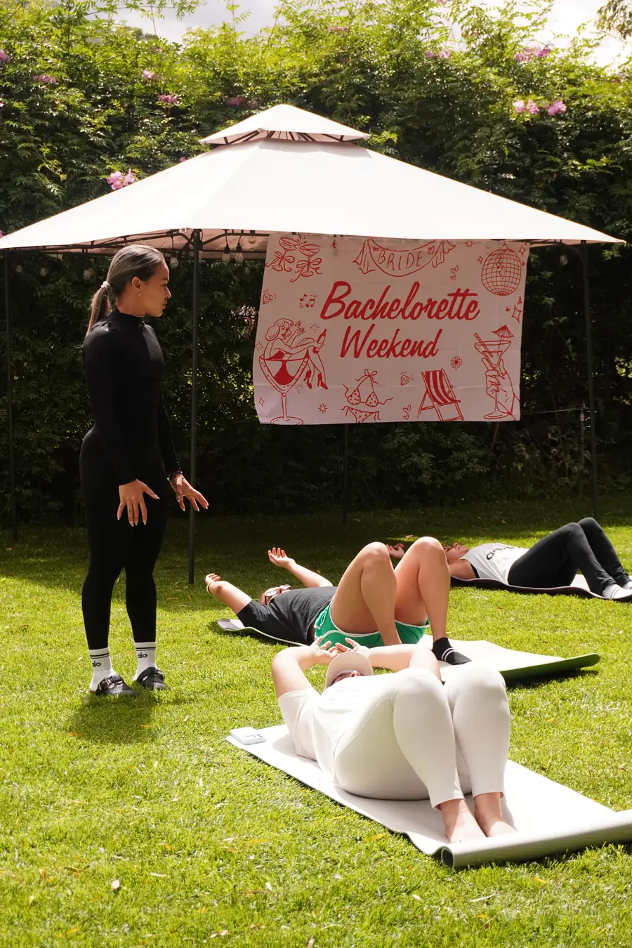 Clase de Pilates en el jardín para una despedida de soltera